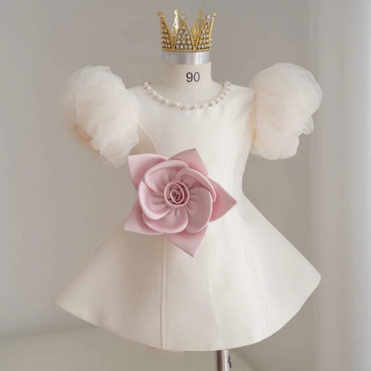 Vestido Rosa com Flor e Mangas em Tule