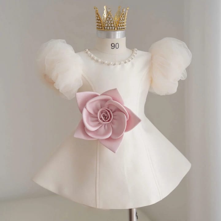 Vestido Rosa com Flor e Mangas em Tule
