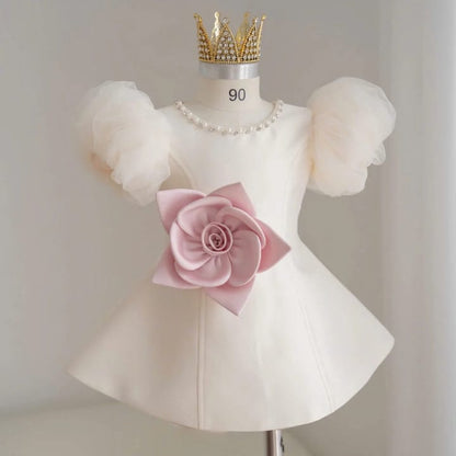 Vestido Rosa com Flor e Mangas em Tule
