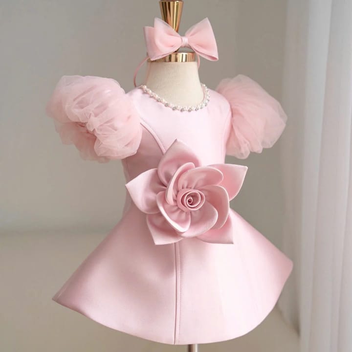 Vestido Rosa com Flor e Mangas em Tule