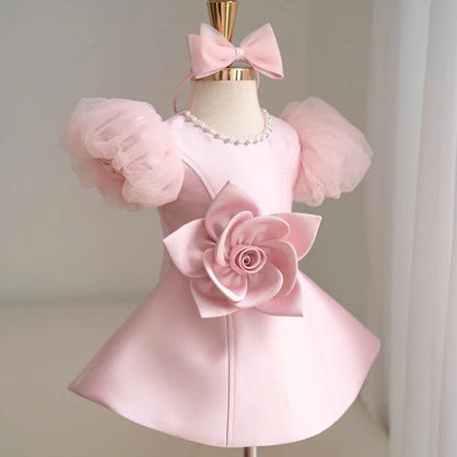 Vestido Rosa com Flor e Mangas em Tule