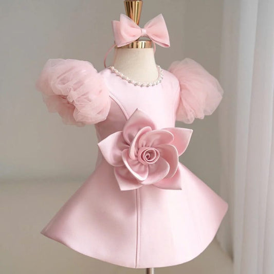 Vestido Rosa com Flor e Mangas em Tule