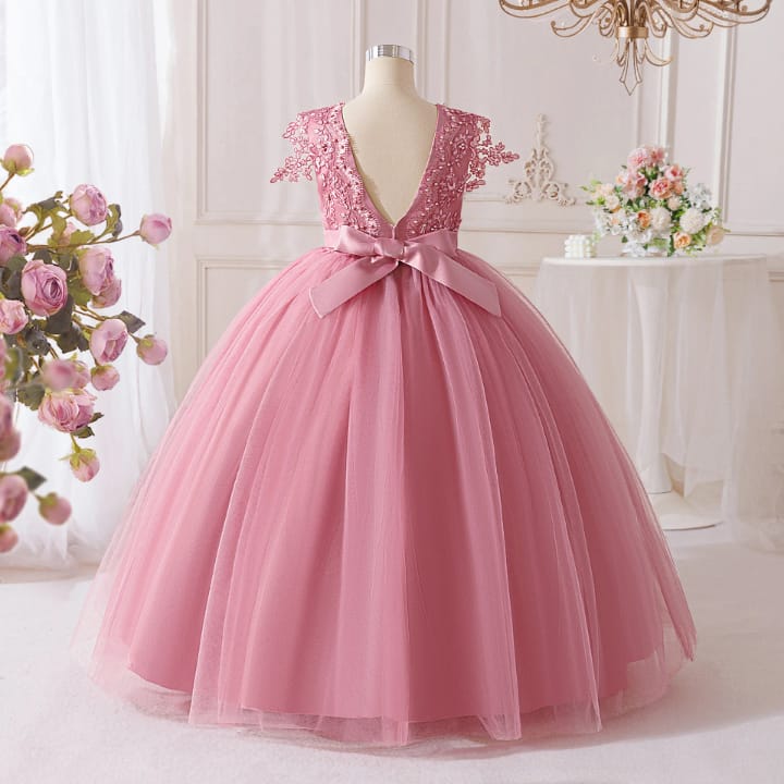 Vestido rosa delicado e versátil
